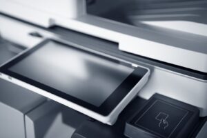 Nahaufnahme eines Scanners mit Tablet und kontaktlosem Bedienfeld